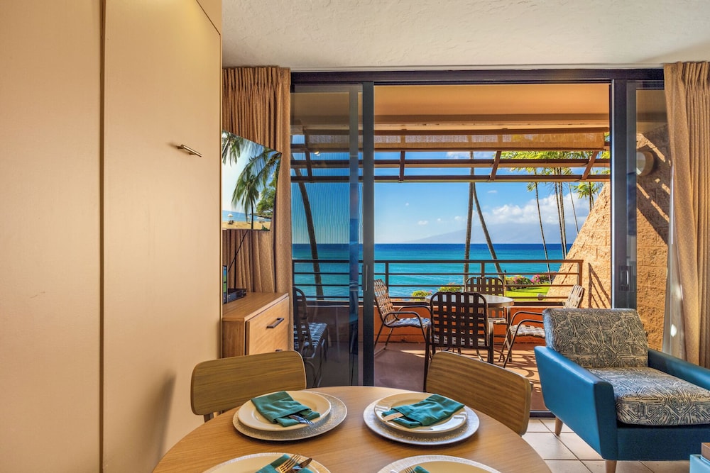 Kuleana Club #712 Oceanfront 1 bedroom & 1 bathroom 2nd Floor — 4-Star Luxury Hotel in Lahaina, United States