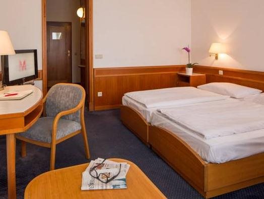 Seehotel Böck Brunn — 4-Star Luxury Hotel in Brunn Am Gebirge, Austria