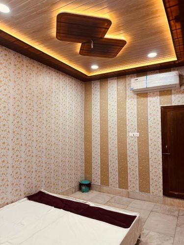 Hotel Raju Homestay Ayodhya 150 Meters from Shree Ram Janmbhoomi Temple 200 Meters from Ayodhya Dham Railway Station in Ajodhya, India