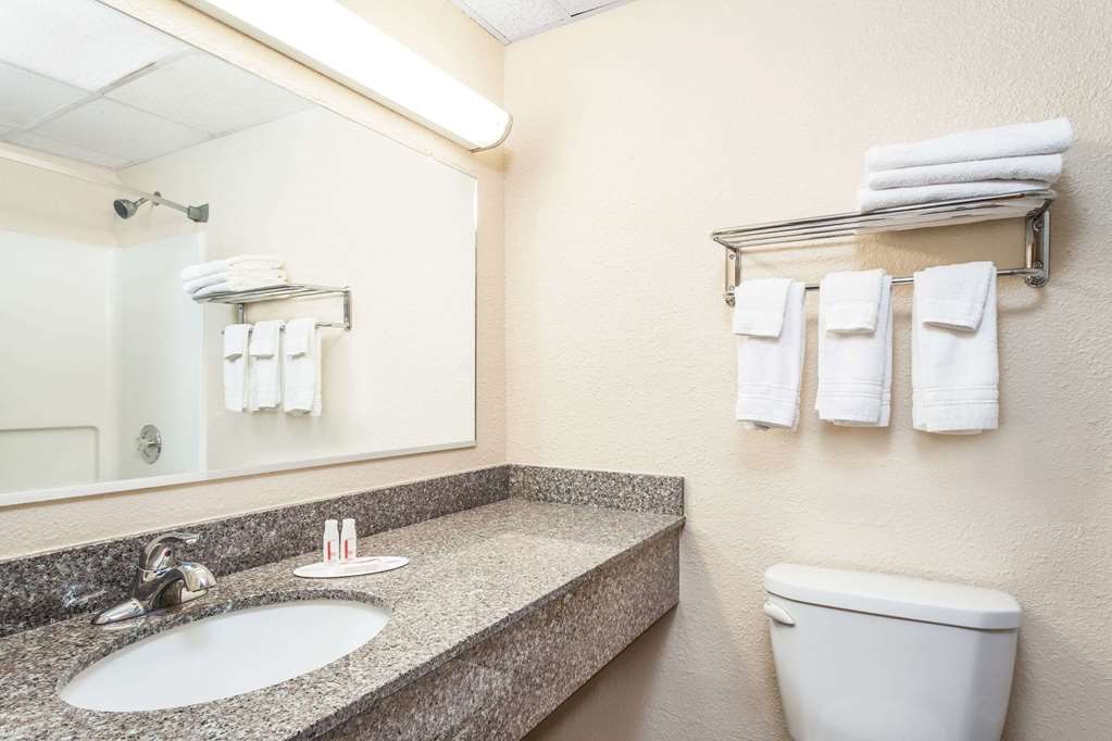 Super 8 by Wyndham Oneonta Cooperstown - photo 6