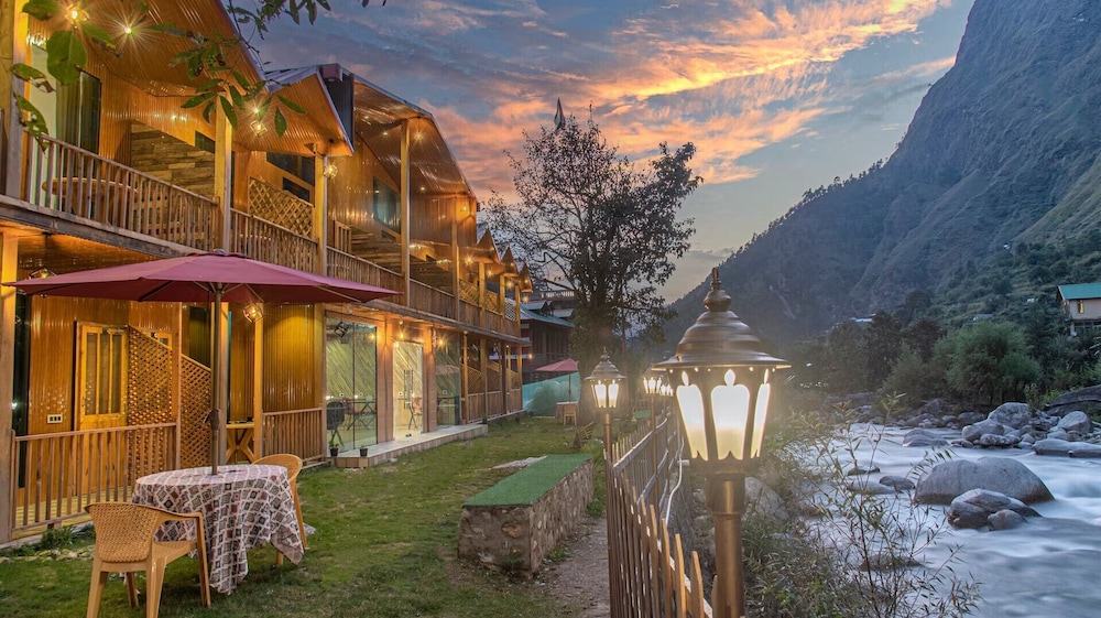 The Bright Side Resort in Banjar, India