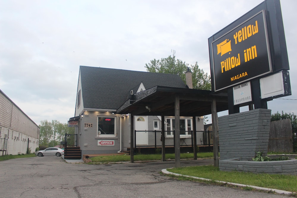 Yellow Pillow inn in Niagara Falls, Canada