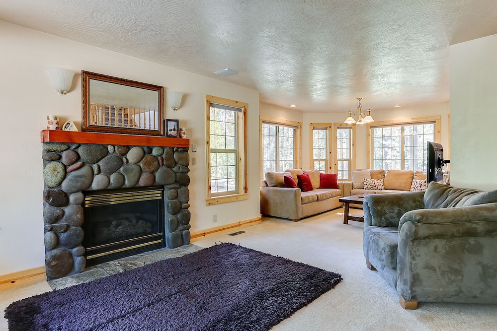 3 Mt Baker Peaceful Lodge Style Home with Private Hot Tub and BBQ on the Patio by RedAwning — 4-Star Luxury Hotel in Bend, United States