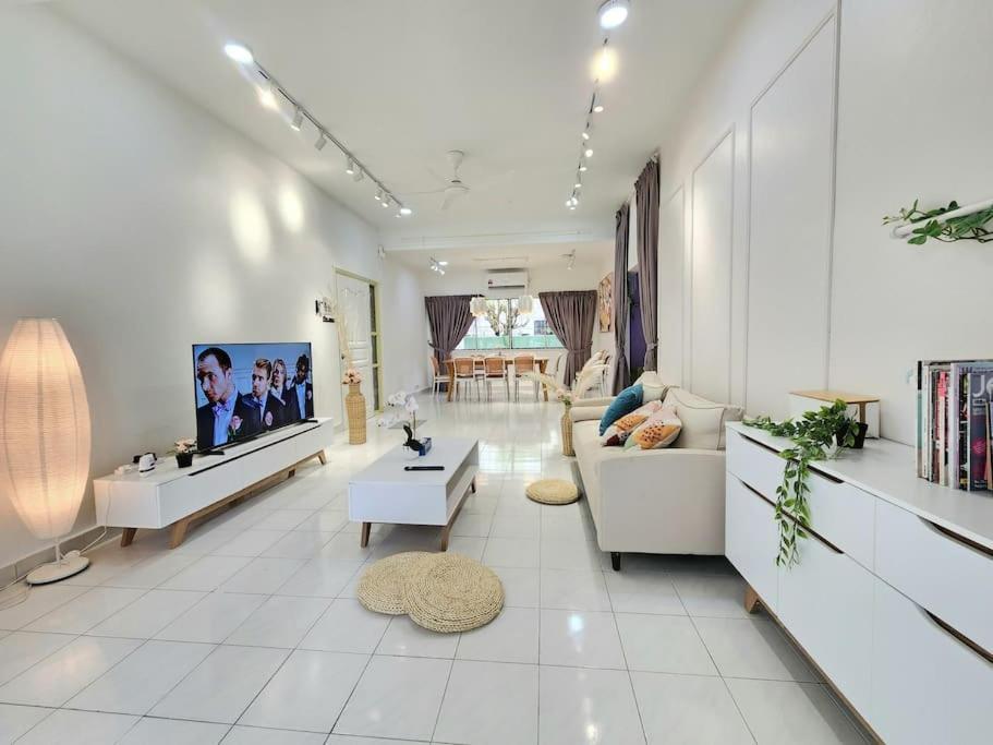 Petaling Jaya Premium Bungalow 4 Bed Rooms for up tp 18Pax SS14 Plaza33 3 2 Square Jaya One SS2 — 4-Star Luxury Hotel in Petaling Jaya, Malaysia