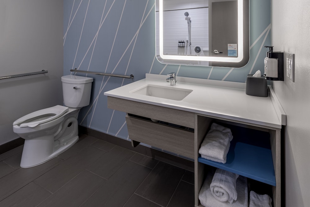 avid hotel Milwaukee West Waukesha by IHG - photo 20