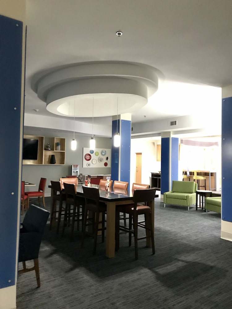 Holiday Inn Express and Suites Winona North by IHG - photo 36