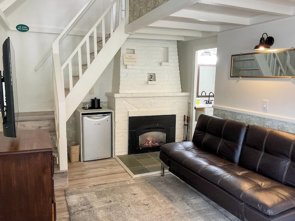 Carmel Green Lantern Inn - photo 39