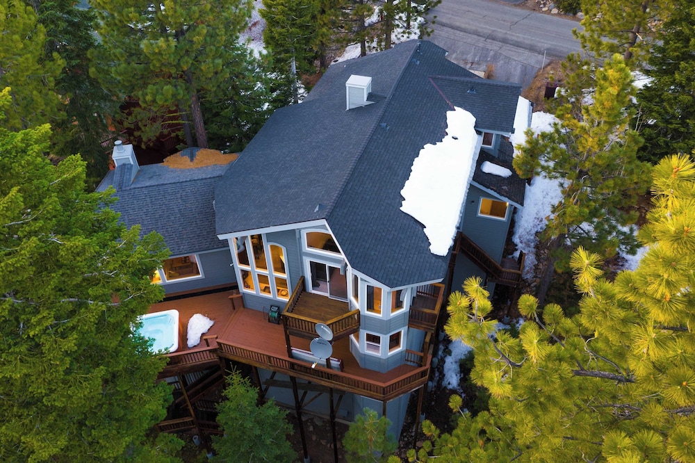 Sparrow by Avantstay Modern Mountain Retreat w Hot Tub Pool Table & Games pet-friendly hotel Truckee