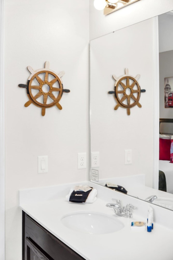 Chic Resort Villa: Themed Rooms Pool & Game Room - photo 35