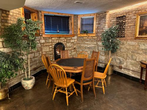 Inspiring Grotto Sleeps 10 20 Free TV & Parking — 4-Star Luxury Hotel in Chicago, United States