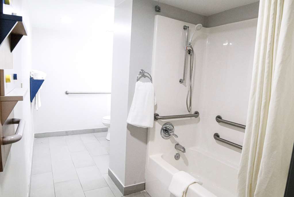 Microtel Inn & Suites by Wyndham Charlotte Northlake - photo 15
