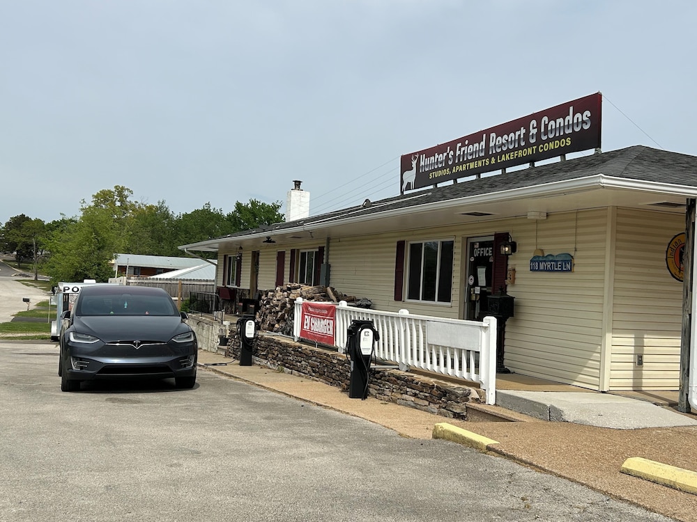 Hunter's Friend Resort - photo 2