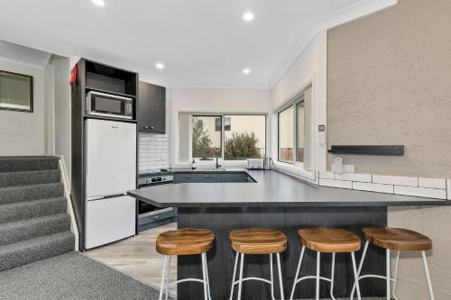 Parkwood 5 2BR Split Level l Spa Bath l BBQ l Central Location l WiFi — 4-Star Luxury Hotel in Jindabyne, Australia