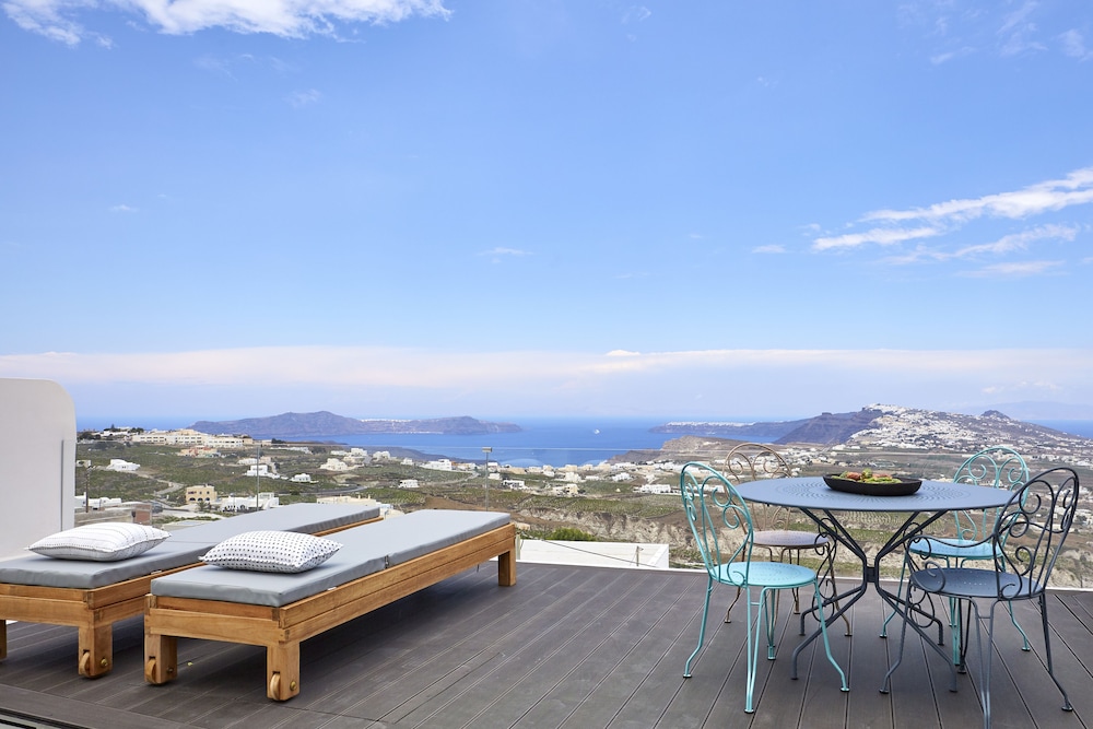 White and Co. La Torre Suites in Pyrgos, Greece