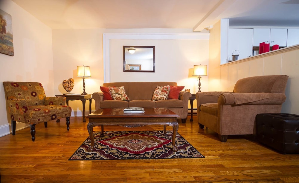 Inn at Lincoln Square - photo 3