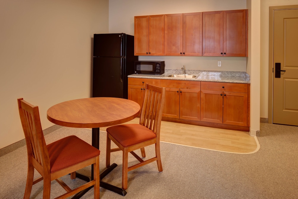 Clarion Hotel & Suites Williston - photo 13