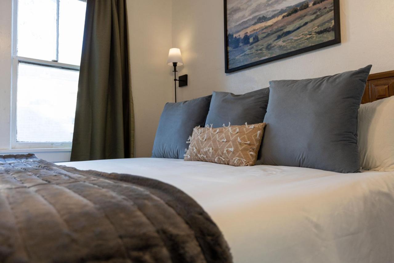 Historic Revival King Bed Midtown Memphis 68 Yes Pets Fast Wifi Free Parking in Memphis, United States