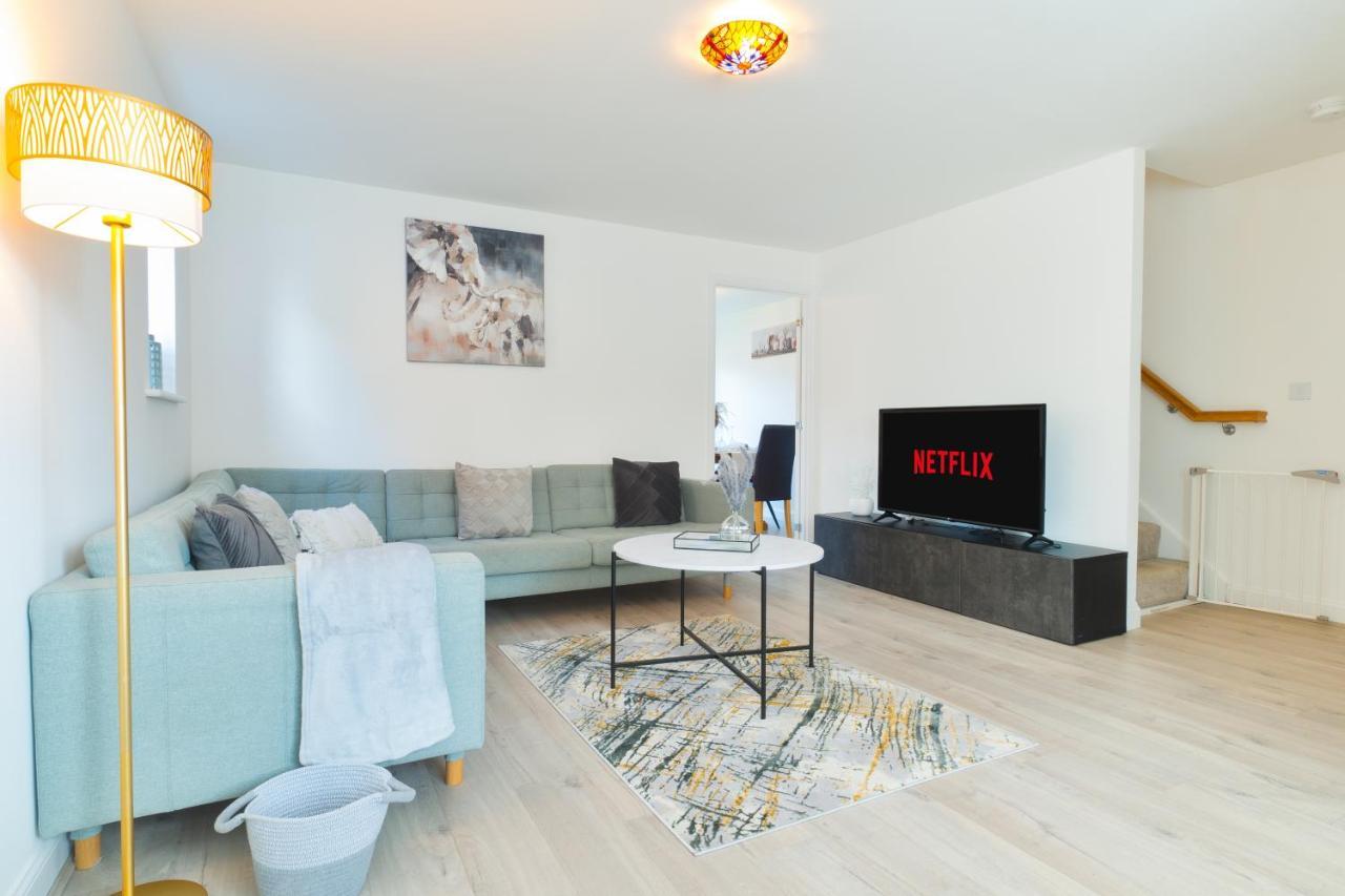 Modern Spacious 3 Bedroom House in Canterbury with En Suite and Free Parking Perfect for Contractors & Families — 4-Star Luxury Hotel in Canterbury, United Kingdom
