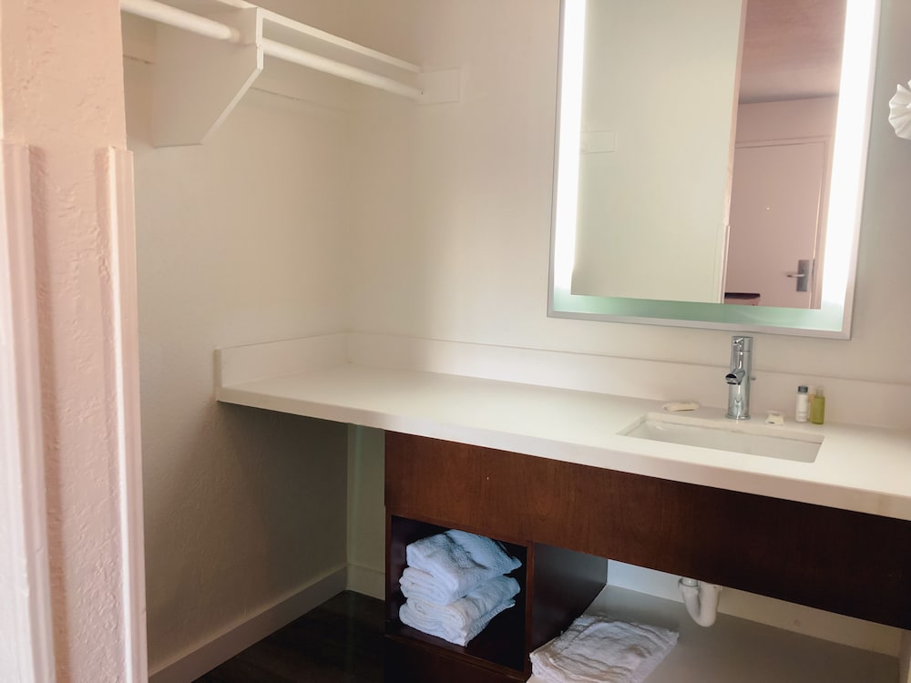 Super 8 by Wyndham San Jose Airport - photo 14