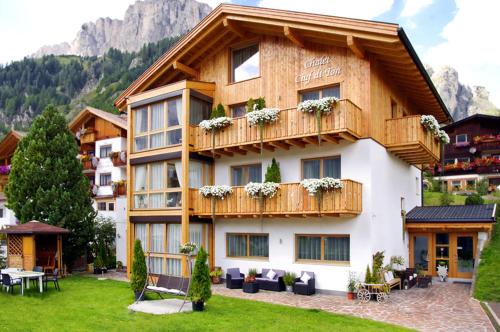 Apartments Chalet Ciufdlton — 4-Star Luxury Hotel in Corvara In Badia, Italy