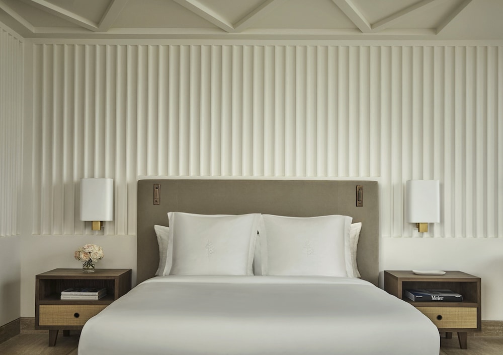 Four Seasons Hotel at The Surf Club - photo 12