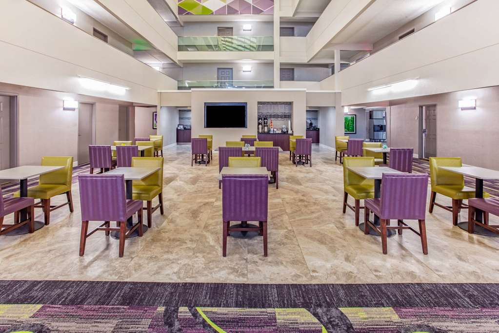 La Quinta Inn & Suites by Wyndham Lubbock West Medical Centr - photo 35