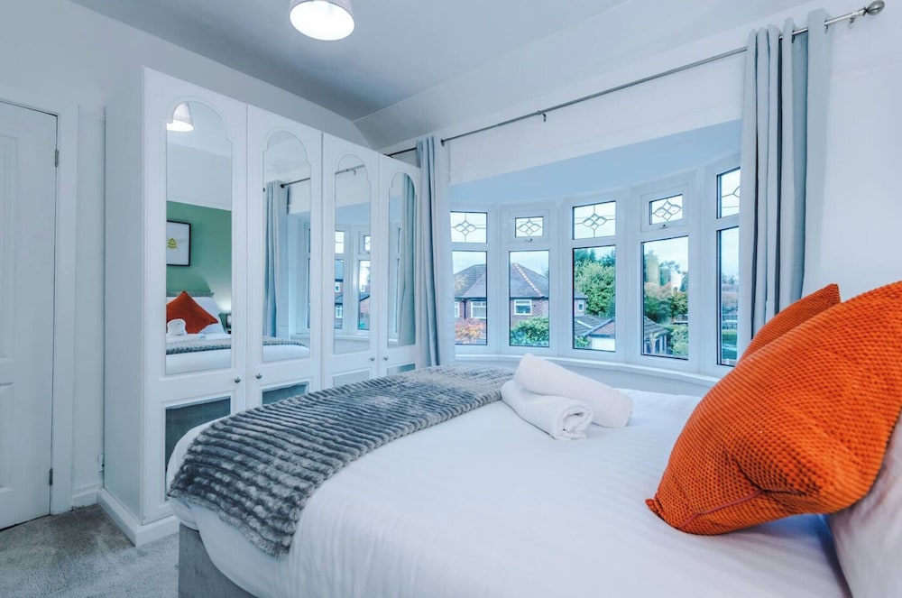 NEW 4 Bed Home in Manchester by 53 Degrees Property Ideal for Business & Long Term Contractor Stays Sleeps 10 — 4-Star Luxury Hotel in Manchester, United Kingdom