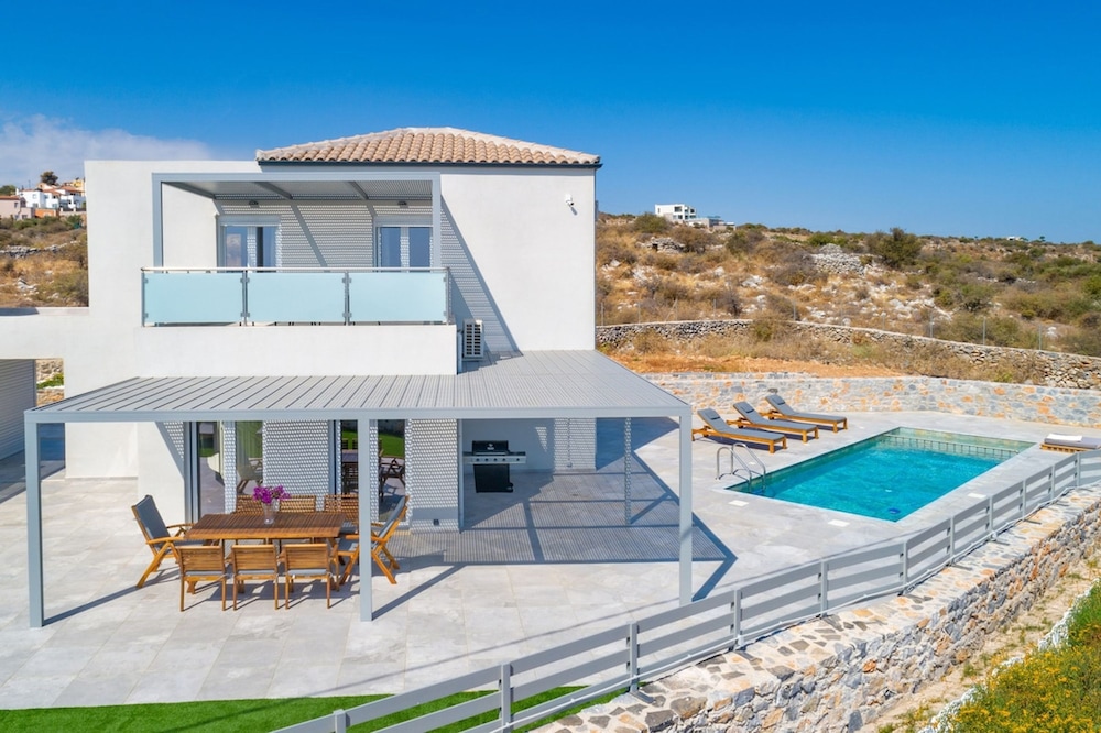 Gianna s Panoramic Seaview Twin Villas With Pool 2 — 4-Star Luxury Hotel in Georgioupolis, Greece