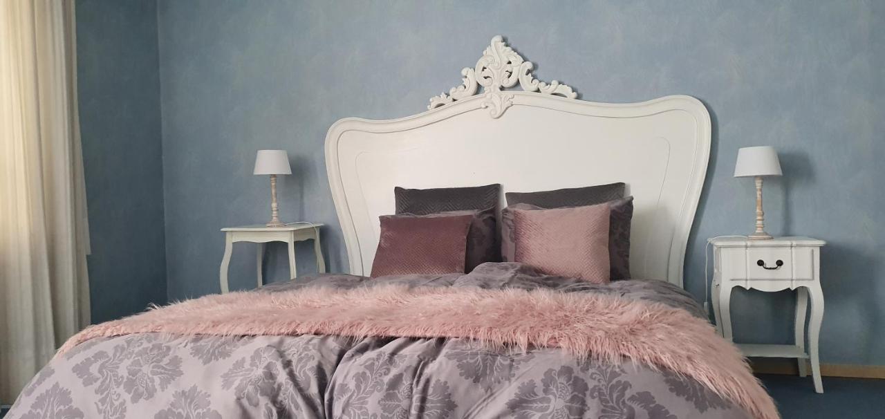 Close To Centre 3 Rooms 2 Bathr & Wc Free Parking & Wifi Spacious Living Area & Kitchen in Brugge, Belgium