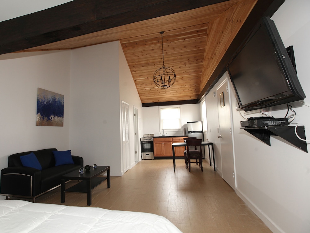 Baywatch Hotel & Marina - photo 15