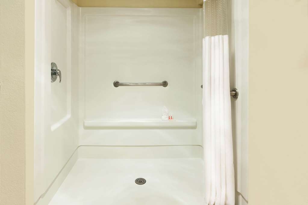 Howard Johnson by Wyndham Arlington Ballpark Six Flags - photo 6