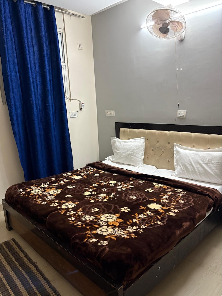 Icy White Stay Here - last minute hotel in Noida