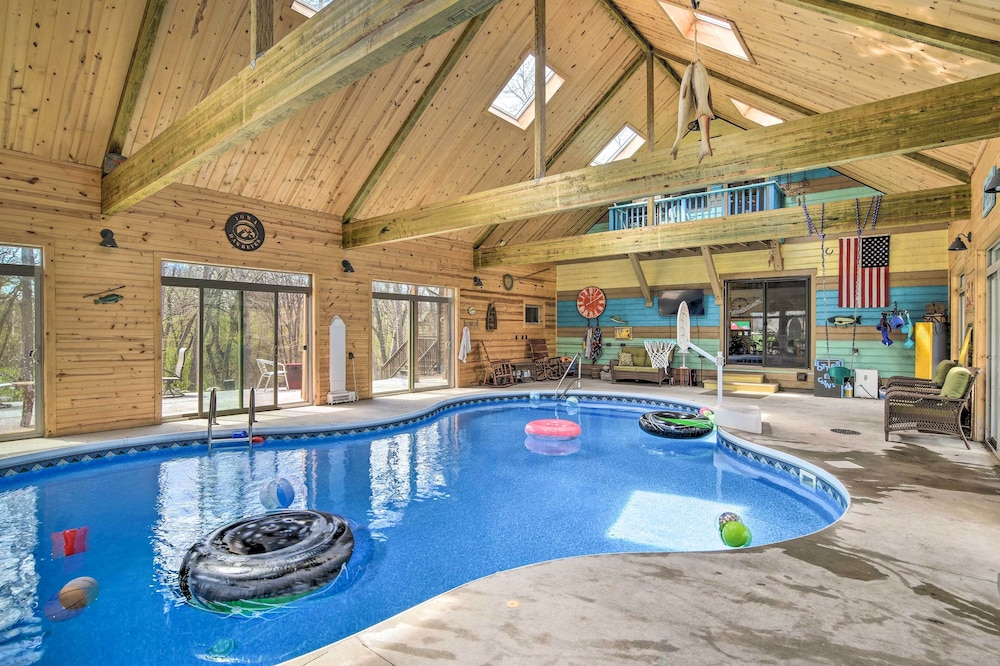 Raccoon River Retreat: Indoor Pool & Outdoor Fun — hotel in Adel