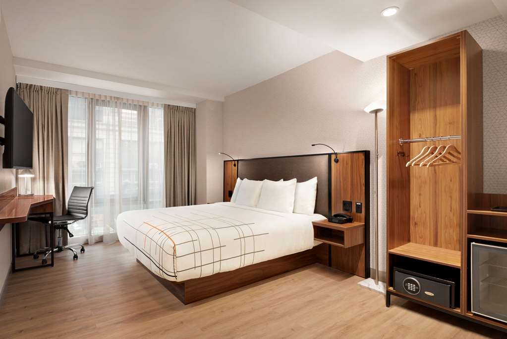 La Quinta Inn & Suites by Wyndham Times Square South - photo 11