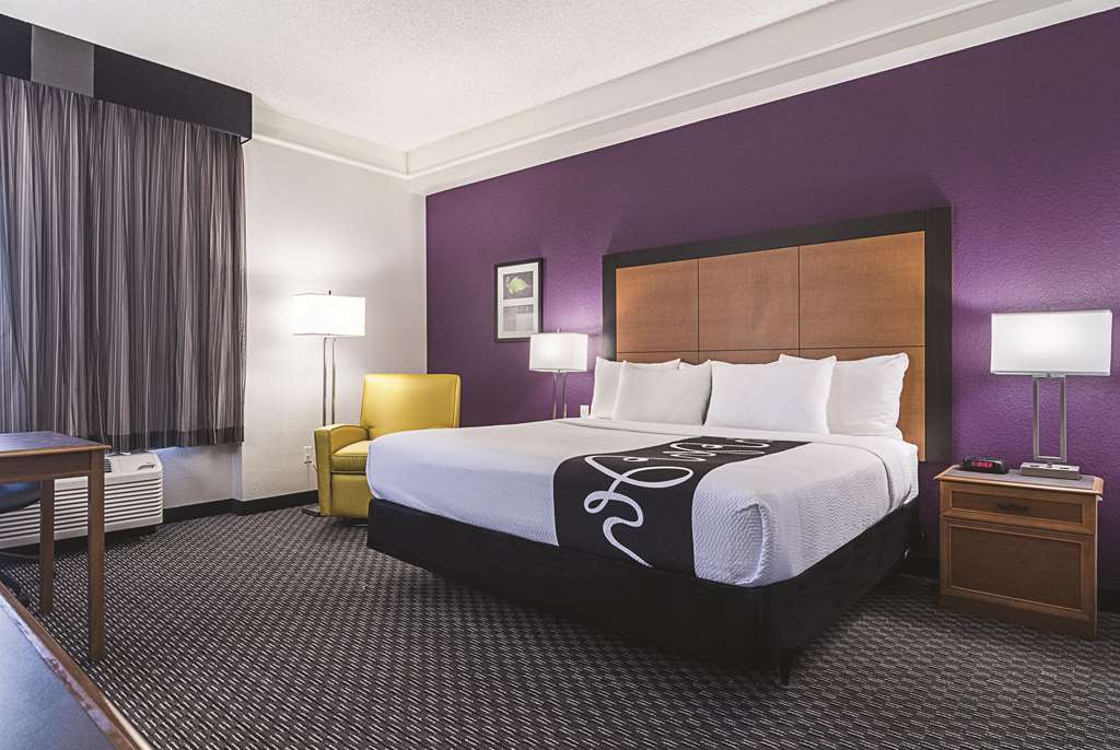 La Quinta Inn & Suites by Wyndham Phoenix Mesa West - photo 29