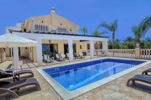 Fabulous Villa In Coral Bay Near Beach Amenities