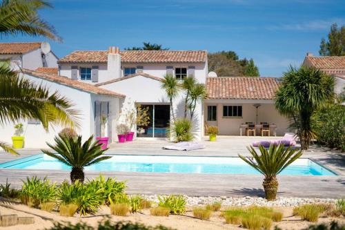 Maison Au Calme En Lisiere de Foret Avec Piscine Chauffee — 4-Star Luxury Hotel in Ars-En-Re, France