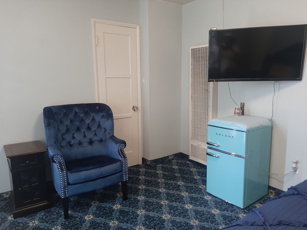 The New Star Motel with Studio Kitchens: 1950s Extended Stay Lodging and Retreat Center - photo 53