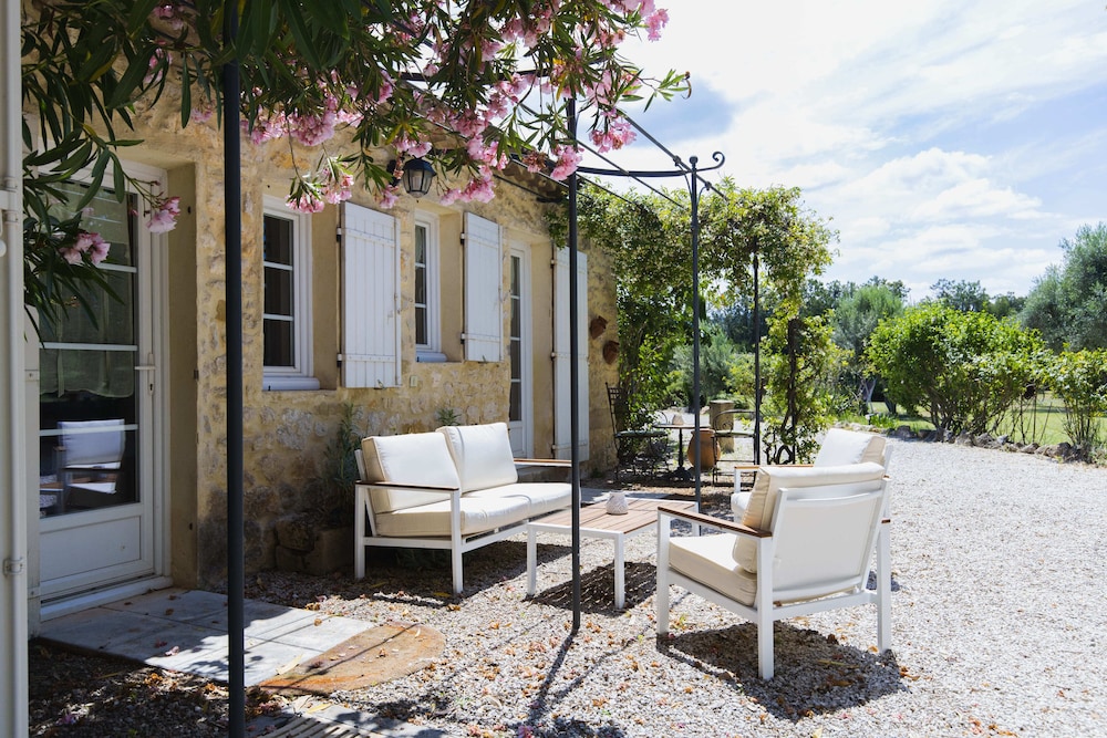 Gite Petit Luberon chez Manon en Luberon — 4-Star Luxury Hotel in Lagnes, France
