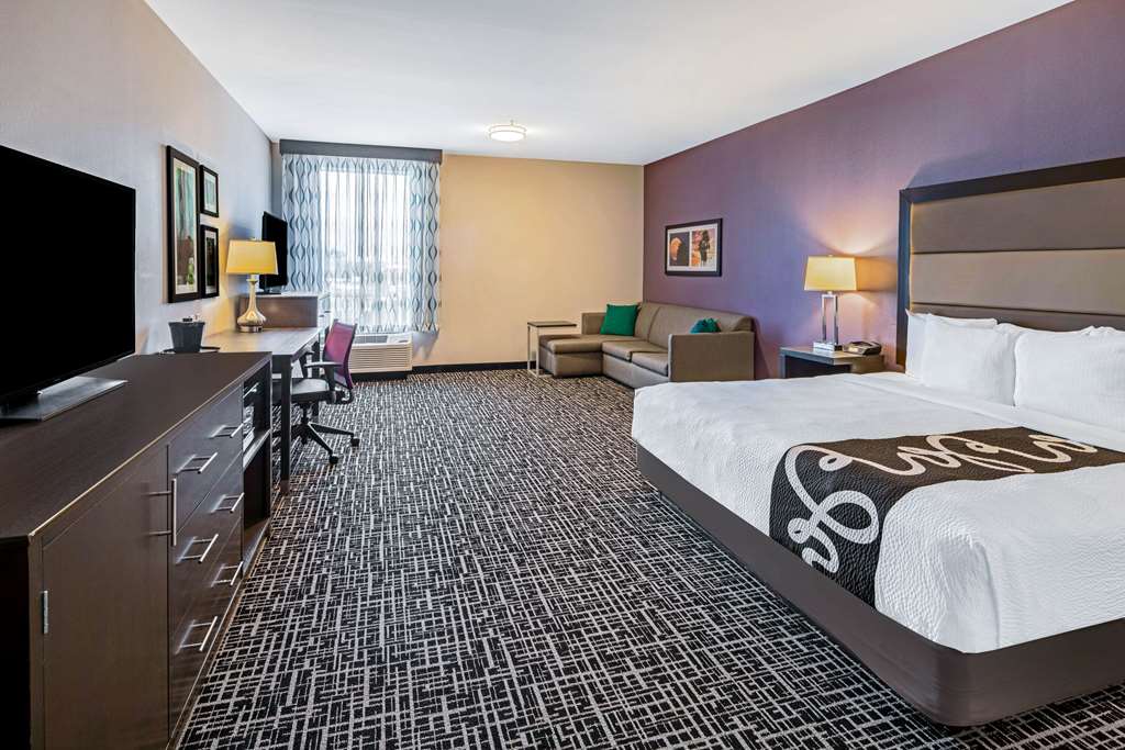 La Quinta Inn & Suites by Wyndham McAllen La Plaza Mall - photo 17