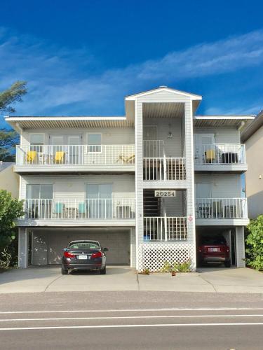 Joyce's beachfront #3 — 4-Star Luxury Hotel in Indian Shores, United States
