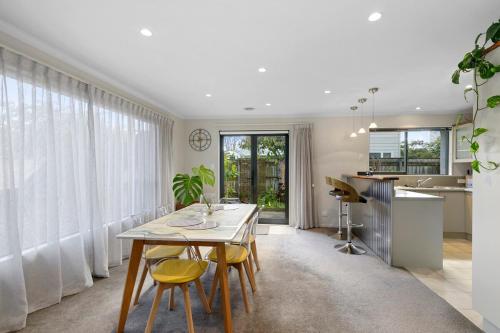 Central Lower Hutt Gem Steps to Queensgate & Station in Lower Hutt, New Zealand