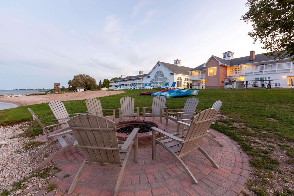Baymont by Wyndham St. Ignace Lakefront - photo 33