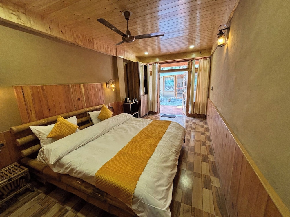 Virman Riverside Resort in Banjar, India