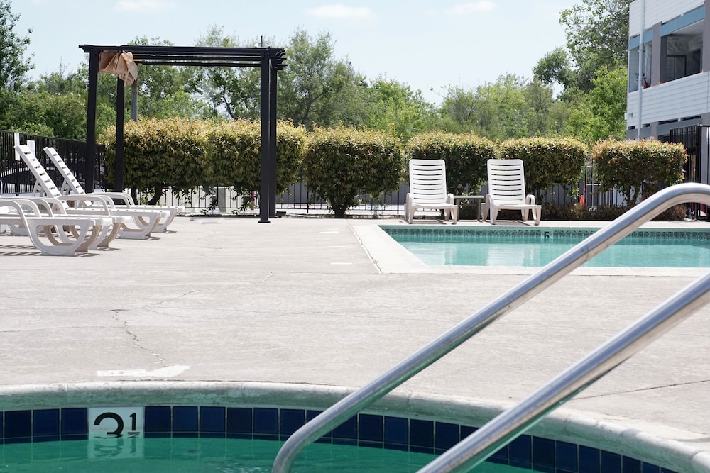 Riverleaf Inn Mission Valley - photo 23