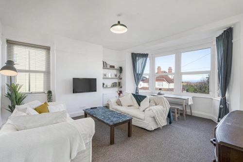Bright Apartment w Parking & Distant Sea Views — 4-Star Luxury Hotel in Minehead, United Kingdom