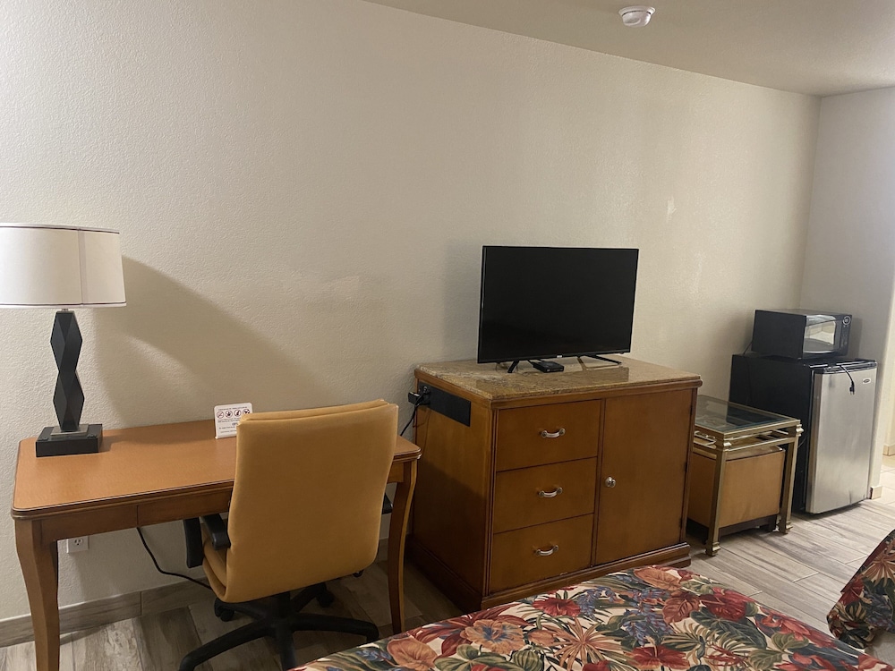 Cedar Creek Inn — Bertram — photo 4