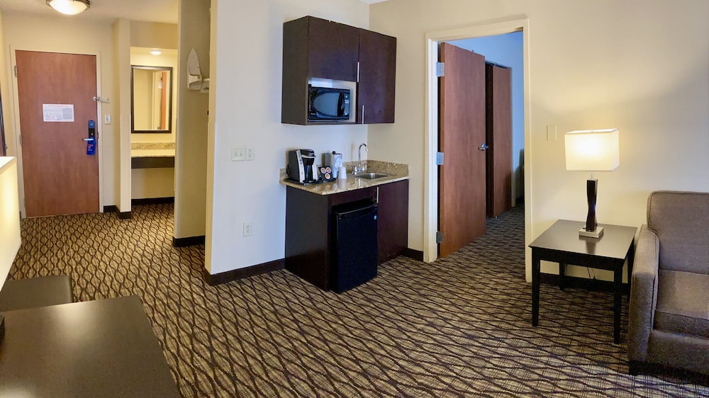 Holiday Inn Express Hotel & Suites Edmond by IHG - photo 30