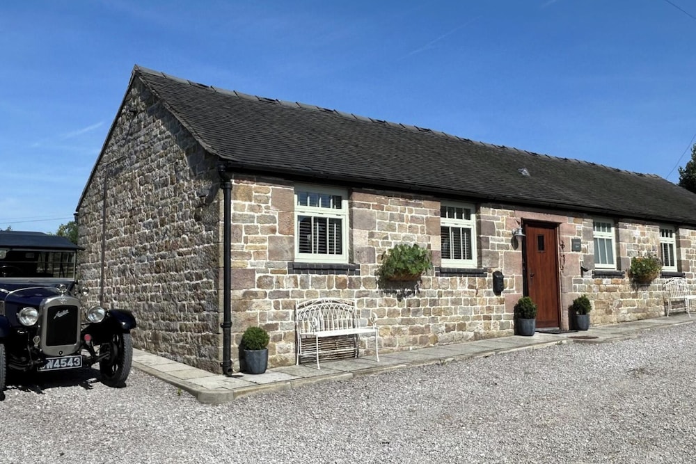 Barn sleeps 4 pets Ok parking near Alton Towers in Leek, United Kingdom