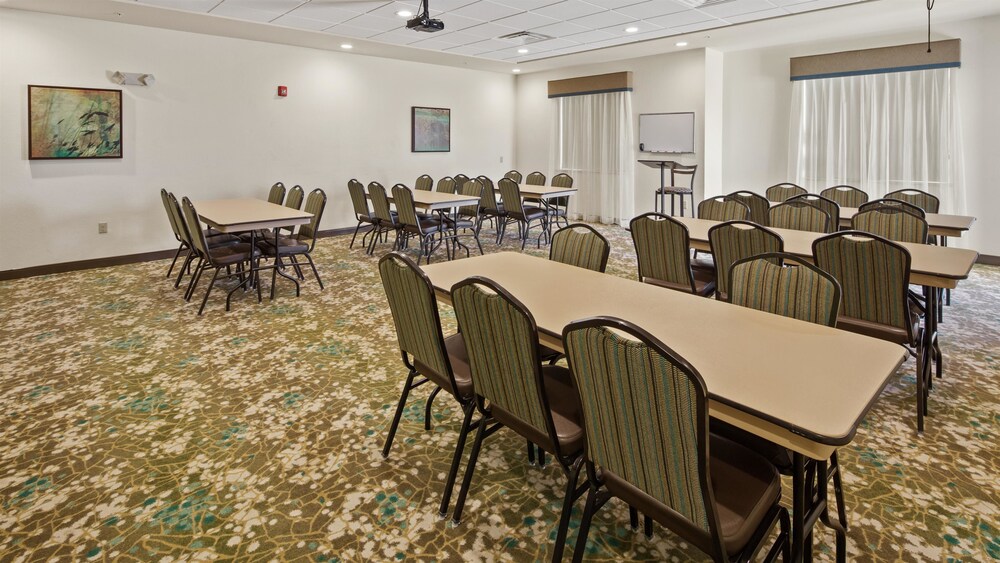 Best Western Lindsay Inn & Suites - photo 18